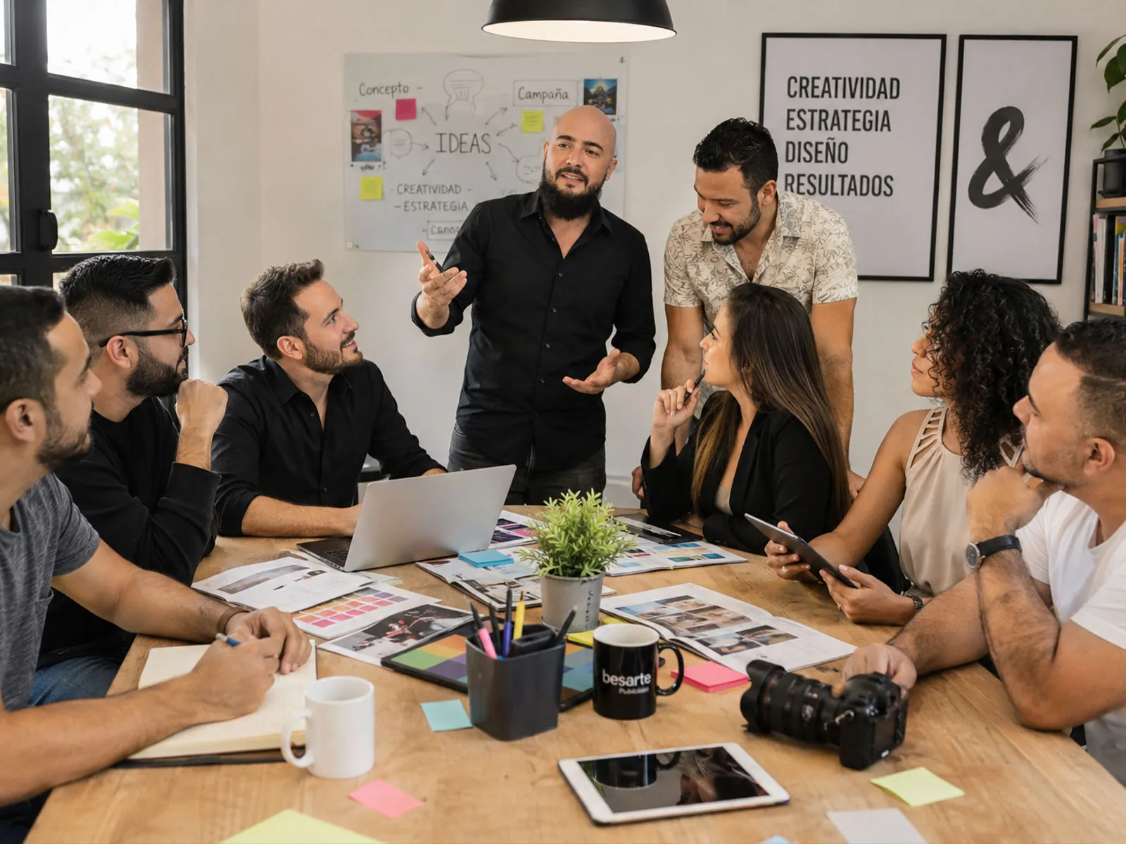 Equipo creativo de Besarte Publicidad y alcance internacional en proyectos digitales