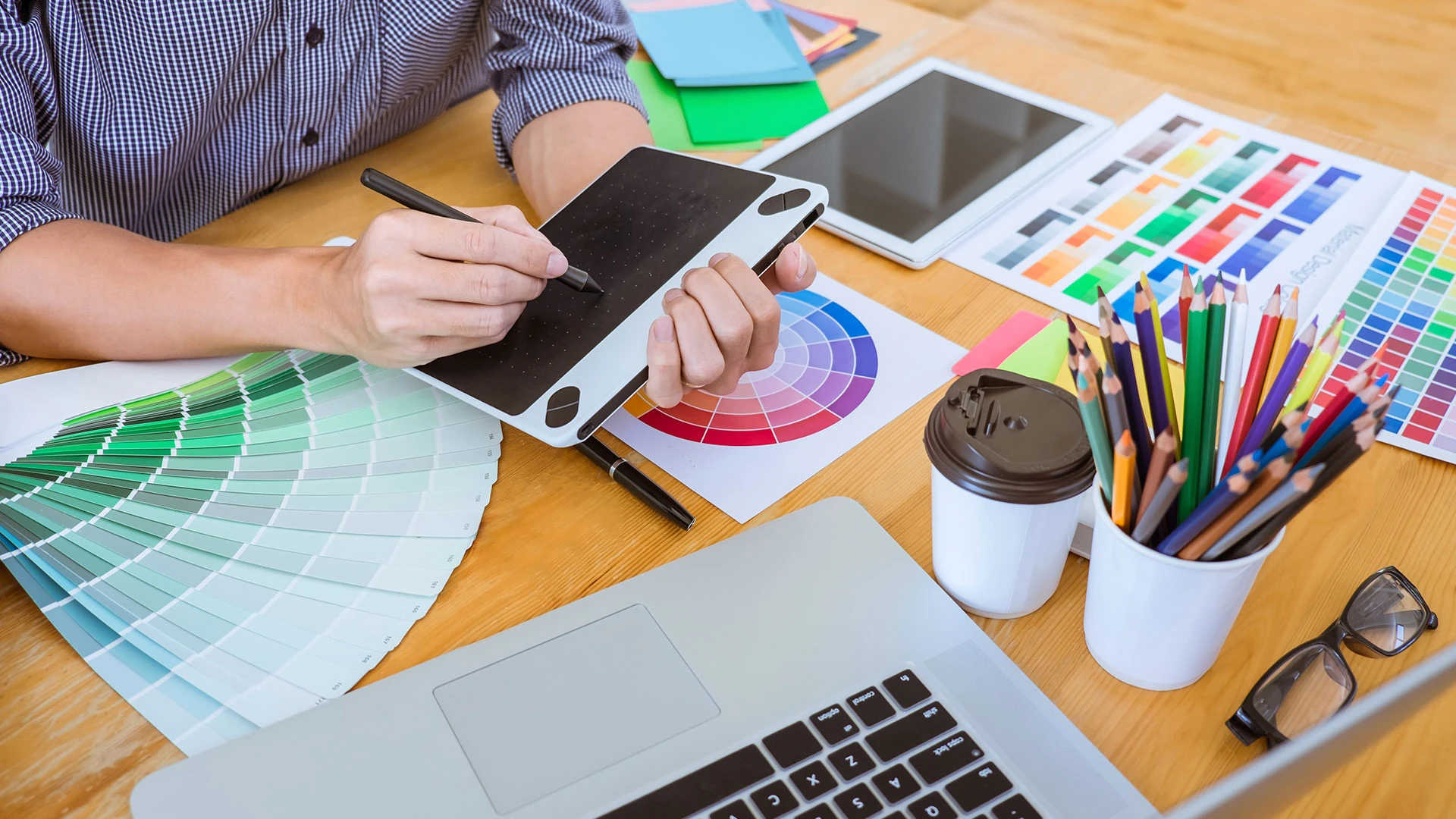 Diseño de logotipos e identidad corporativa